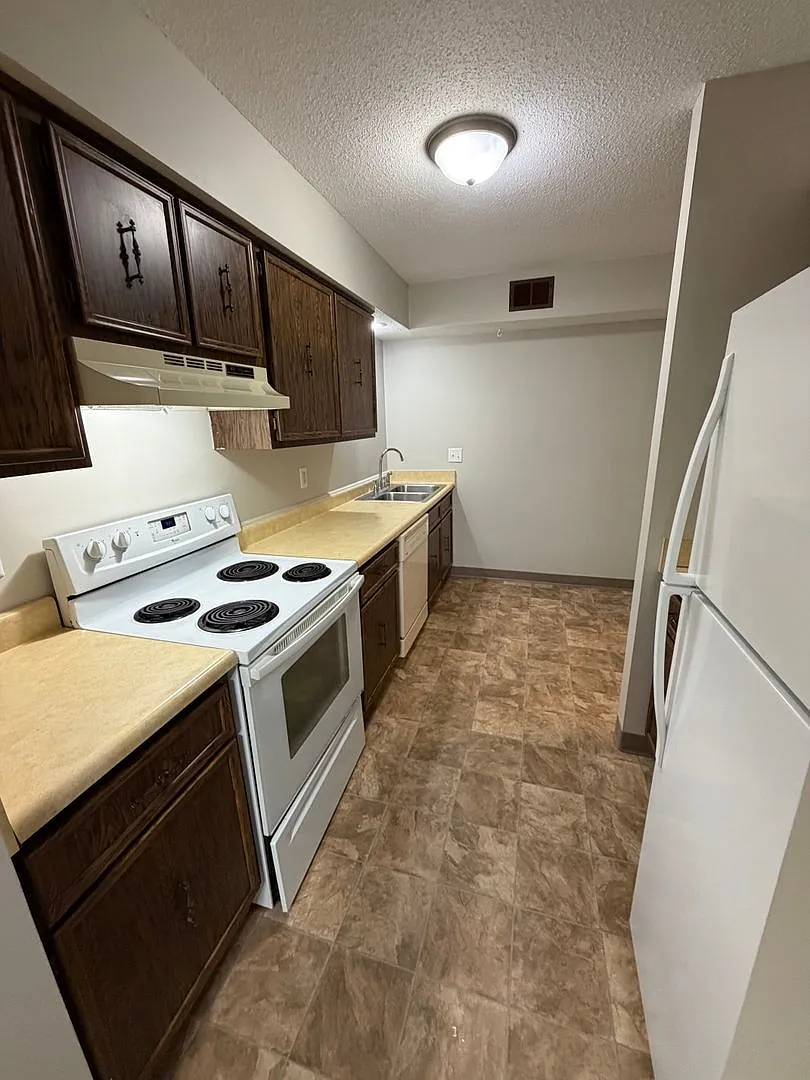 3401 Blackhawk Rd Rock Island, IL — Photo 3