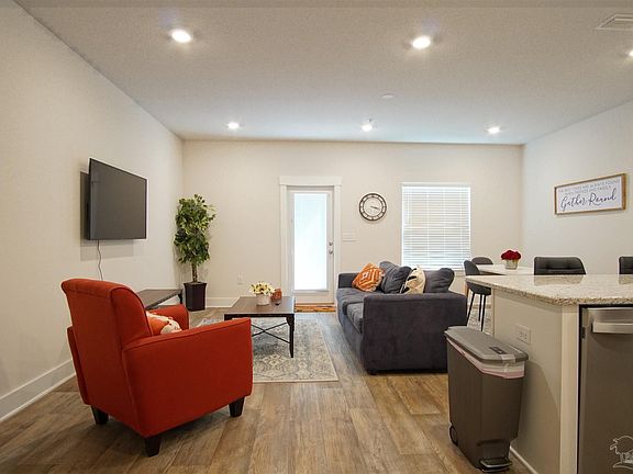 3rd image of 1435 Iroquois Ct