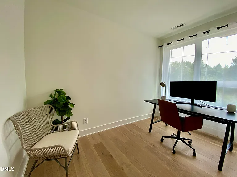 629 Queen St — Photo 7