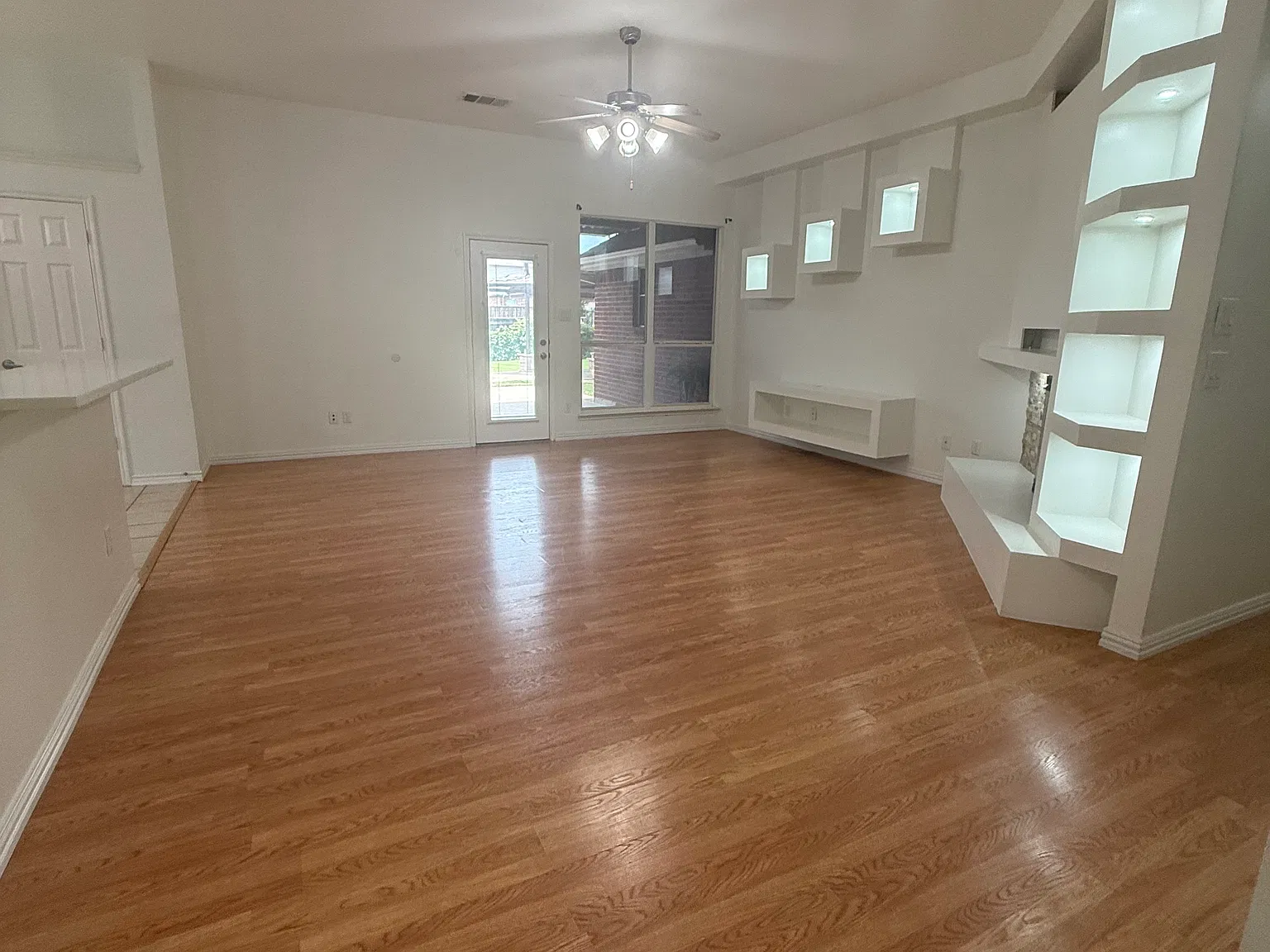 3 bed, 1829 sqft, $2,600 — Photo 2