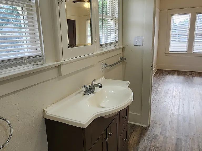 401 N Cherry St — Photo 26