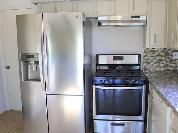 4th image of 221 Palm Aire Dr