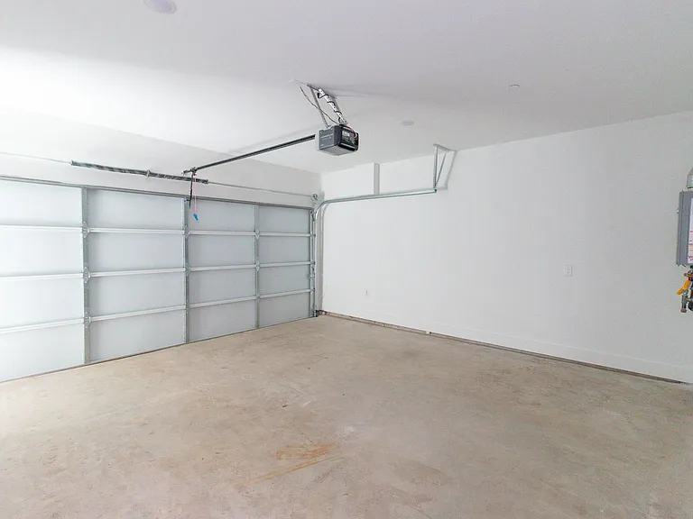 4210 Roseland Ave #104 — Photo 37
