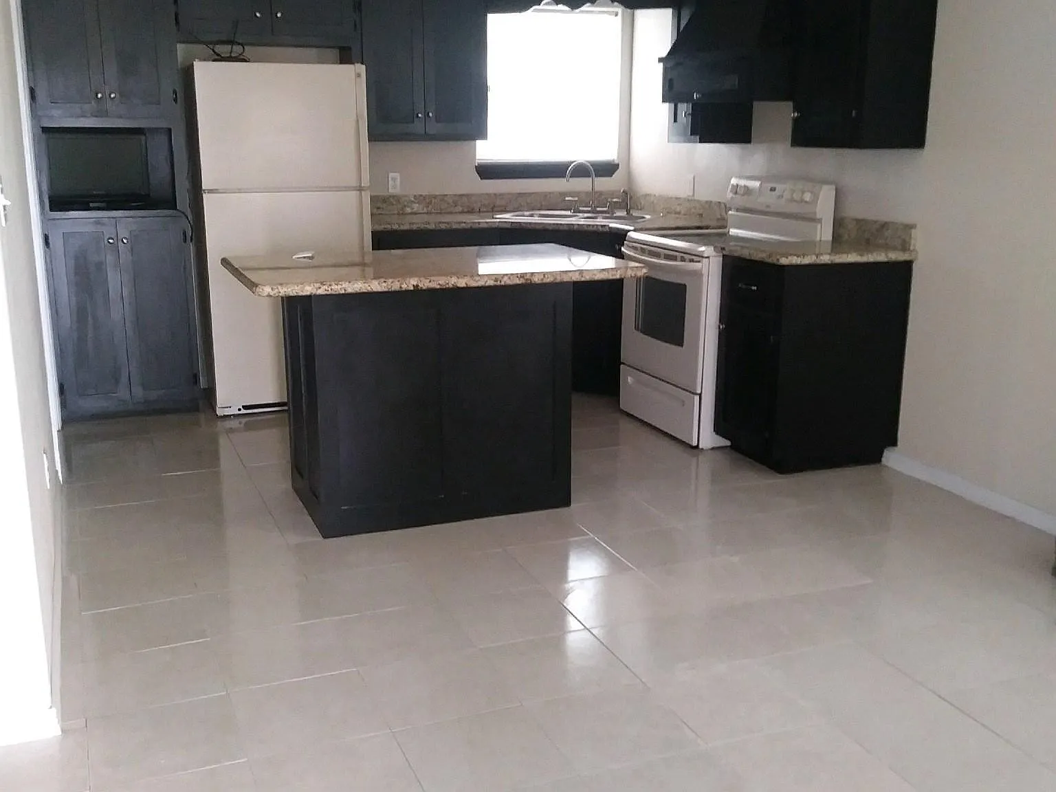 3 bed, 1100 sqft, $950 — Photo 3