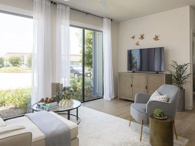Broadstone Creekside apartments community photo
