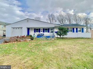 14 Tea Rose Ln, Levittown, PA