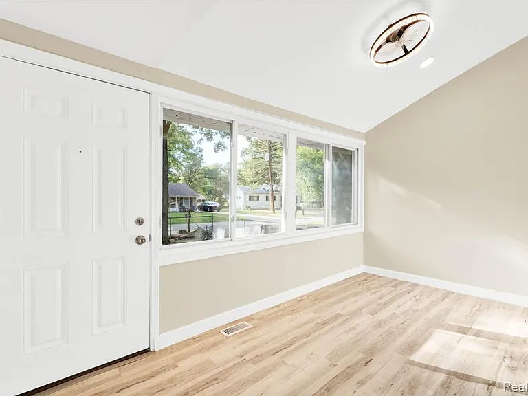 23248 Helen St — Photo 5