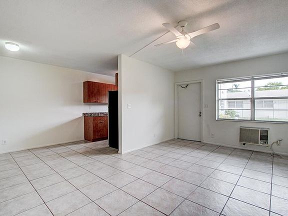 2nd image of 701 SE 15th St APT 4
