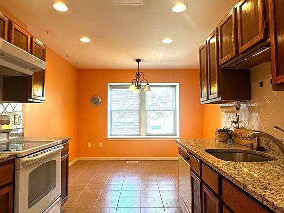4th image of 915 Barton Oaks Pl