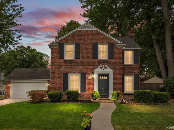 1729 Broadstone Rd, Grosse Pointe Woods, MI 48236