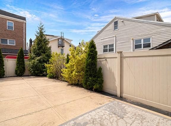 3rd image of 10 Canton Ct