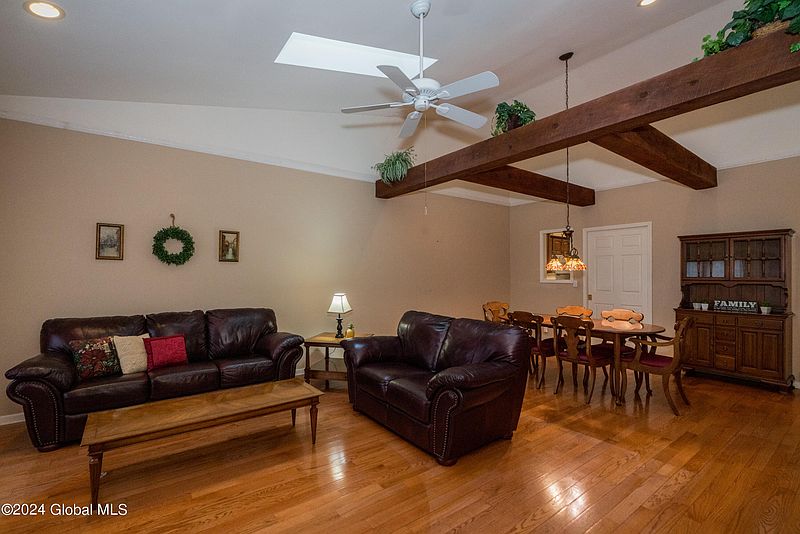4th image of 10 Tracey Court