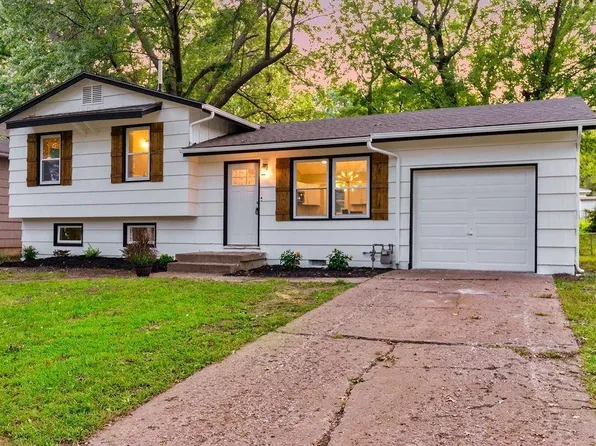 7410 Melrose Ln, Shawnee, KS 66203