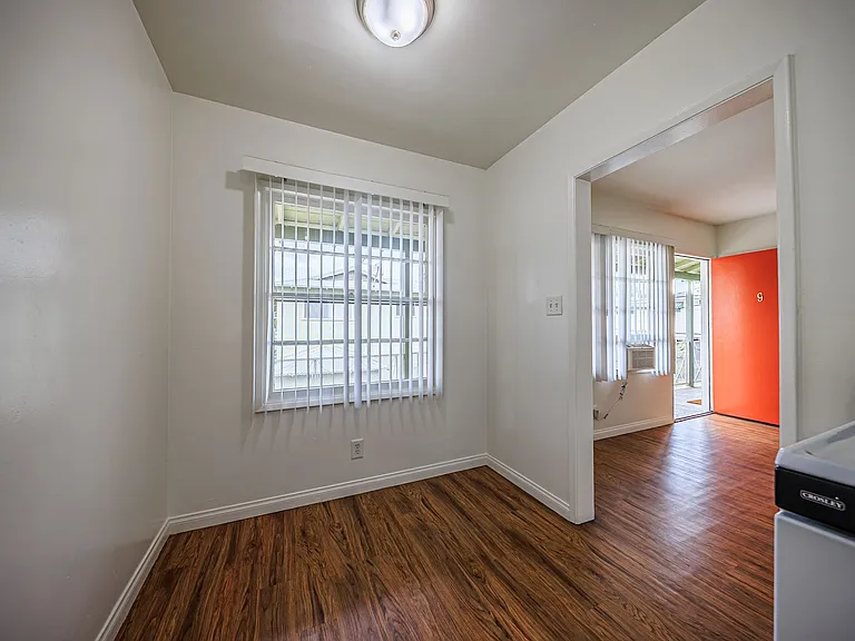 650 W Wilson Ave — Photo 30
