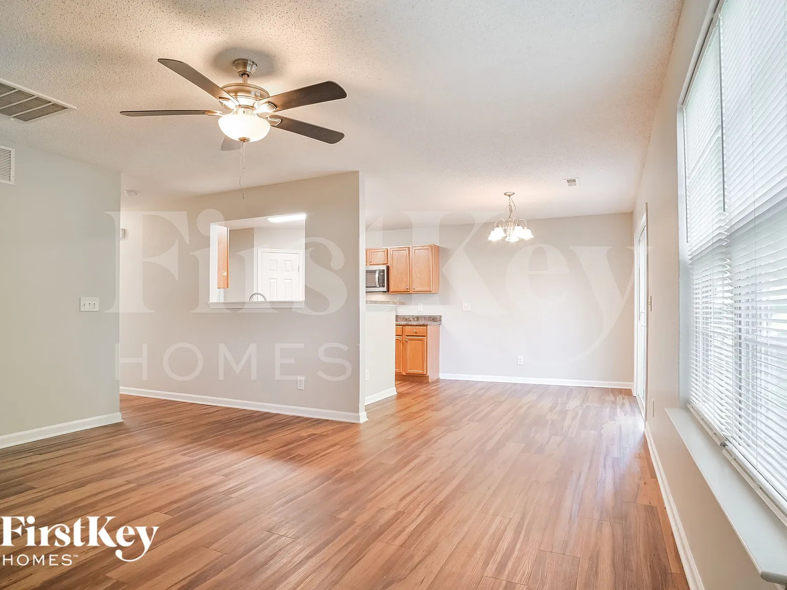 4 bed, 2.5 bath, 2410 sqft, $2,385 — Photo 4