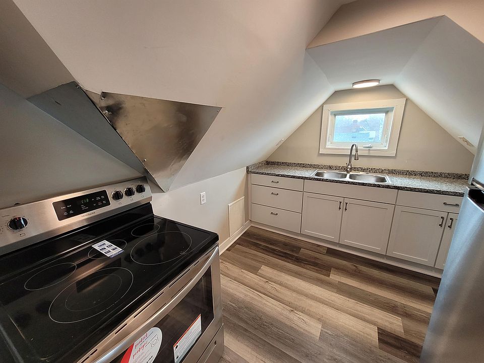 1st image of 133 Winifred St W #4