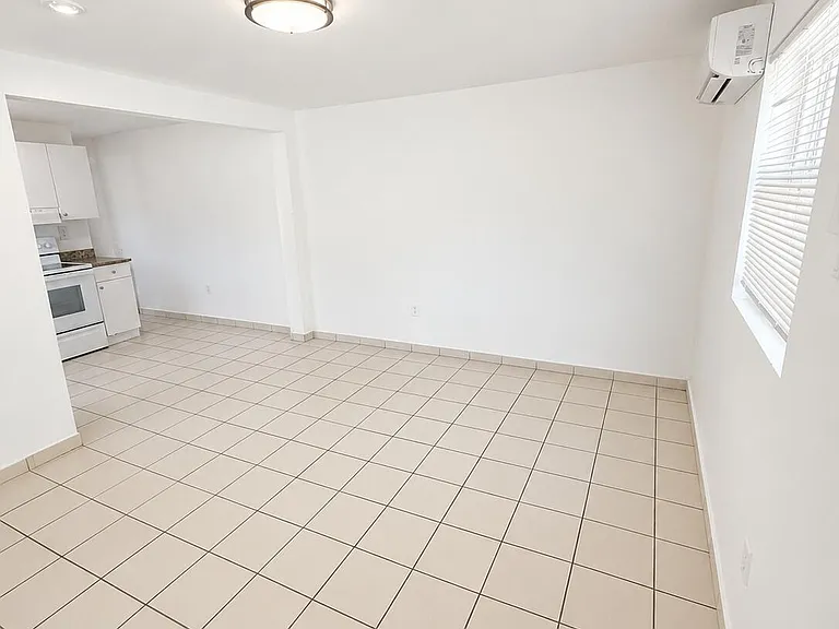 1725 NE 148th St #5 — Photo 3