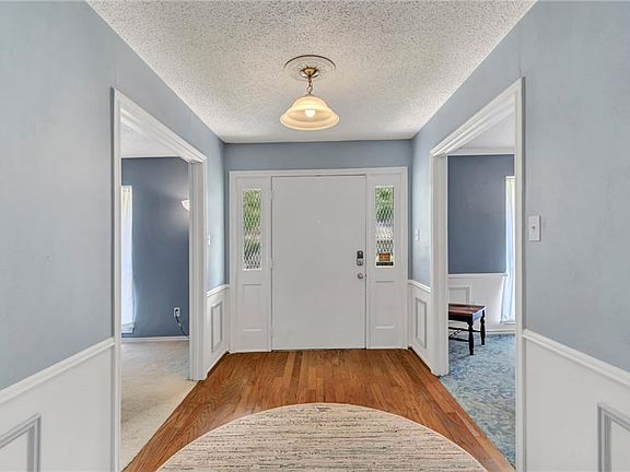 3rd image of 1706 Woodridge Cir