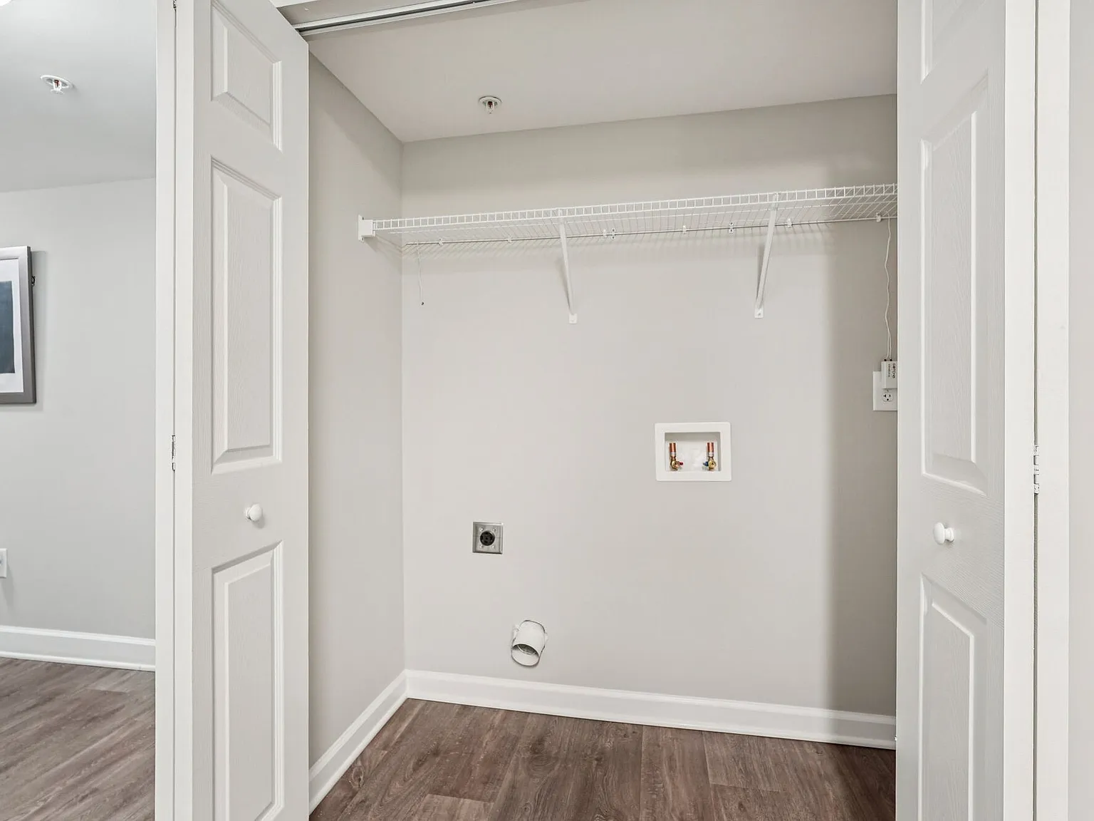 Las Palmas Apartments — Photo 2
