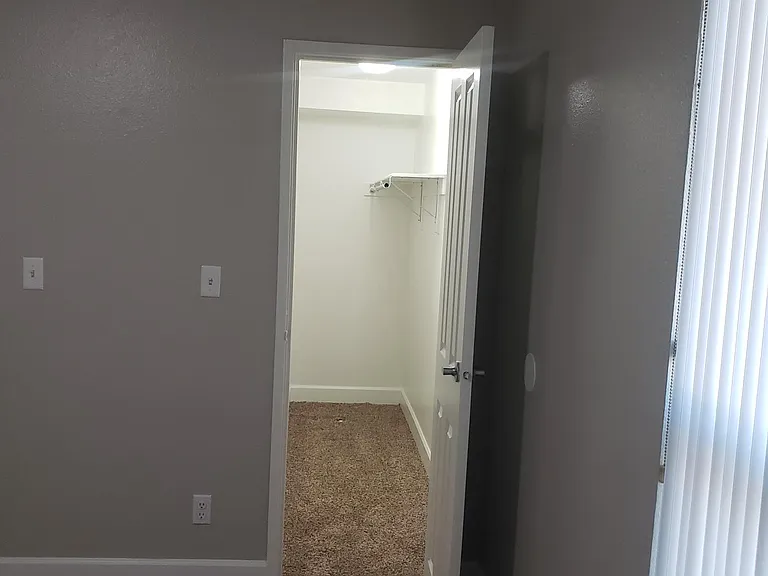 1x1 Bedroom Closet