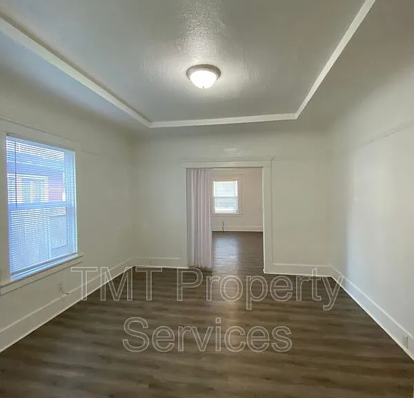 202-208 W Oak St #208 W OAK STREET — Photo 11