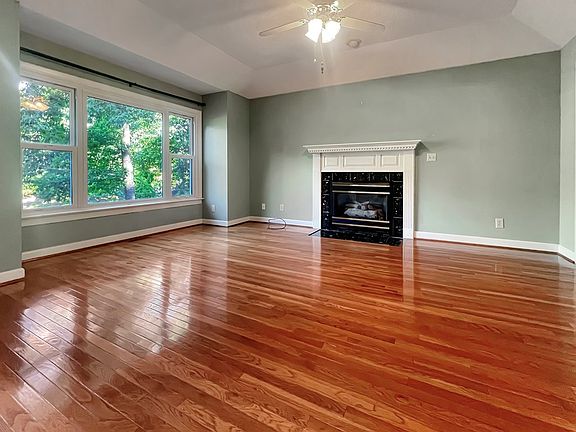 3rd image of 221 London Bridge Dr