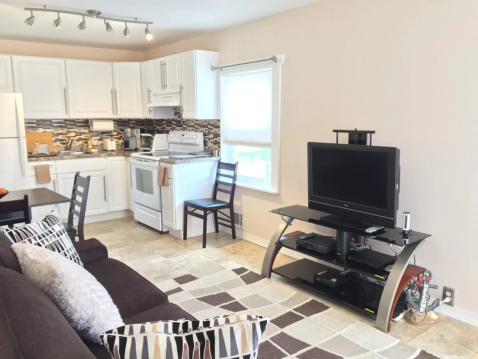 2 bed, 750 sqft, $1,800 — Photo 2