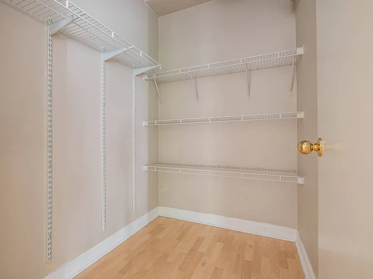 738 w Briar — Photo 18