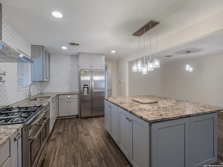 734 Susie Ct — Photo 2