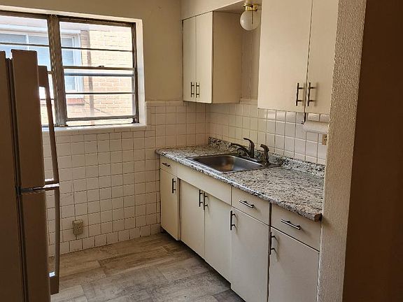 3rd image of 4906 Jamieson Ave #1