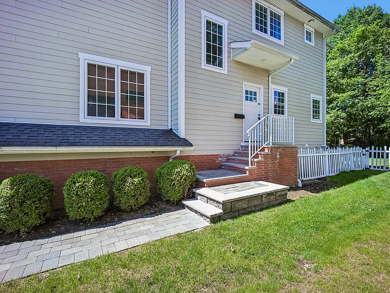39 Grove St #B — Photo 2
