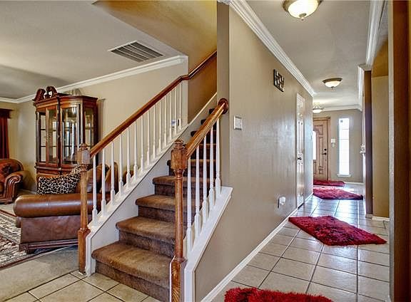 3rd image of 429 Windy Hill Ln