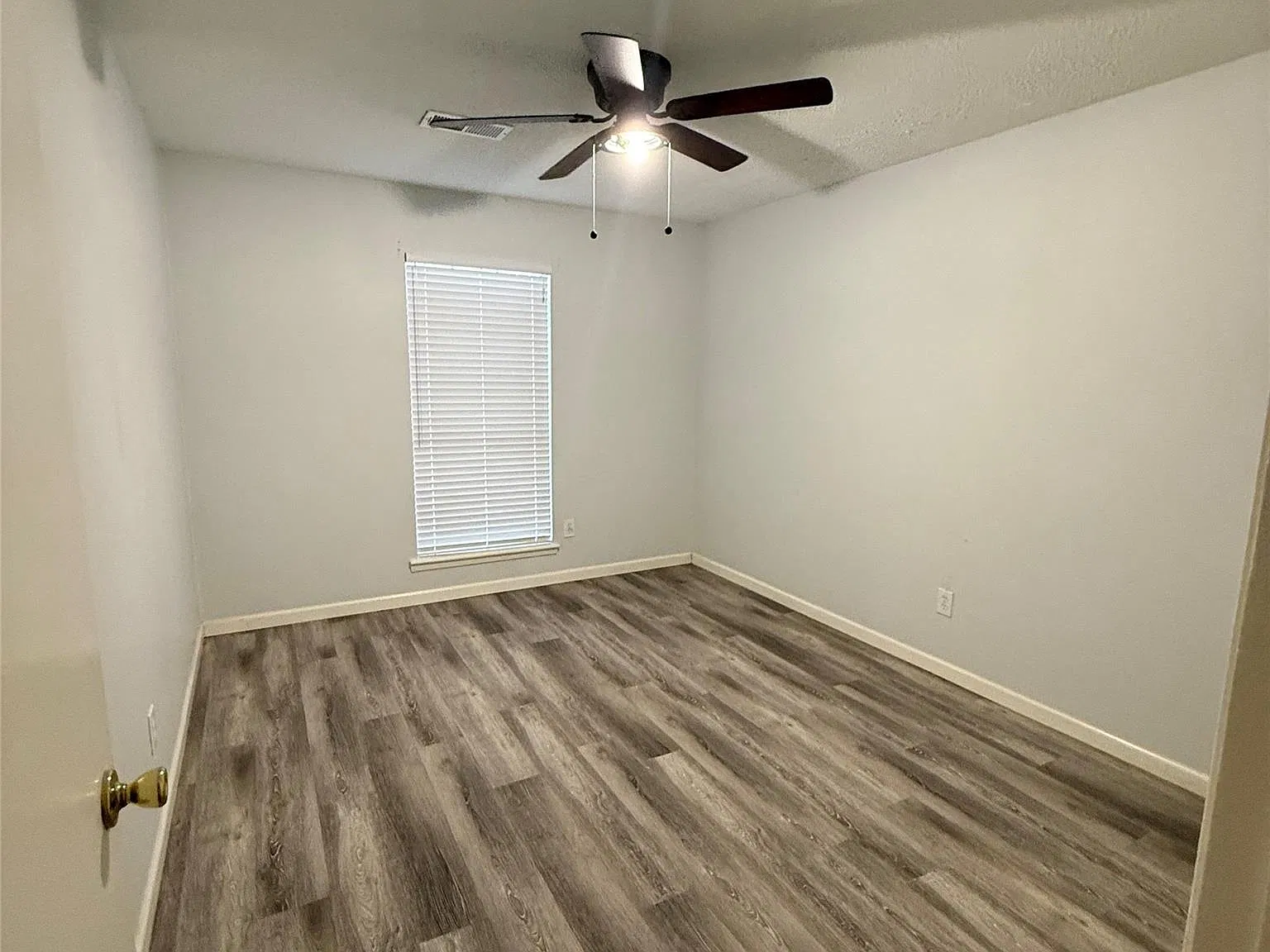 3 bed, 2.0 bath, 2100 sqft, $1,900 — Photo 2