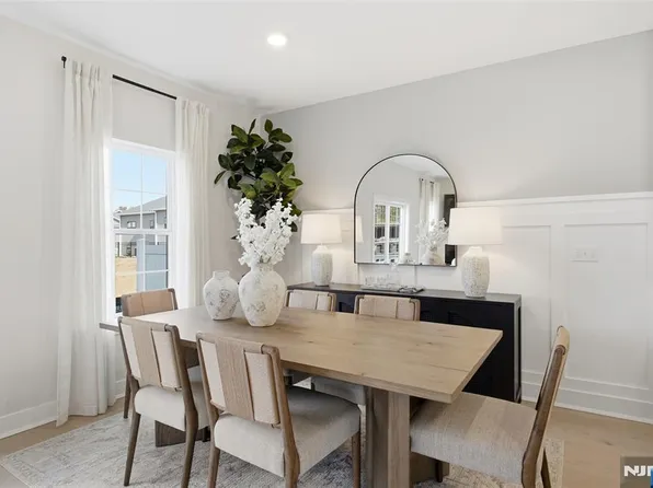 20 Melbourne Dr, Oakland, NJ 07436