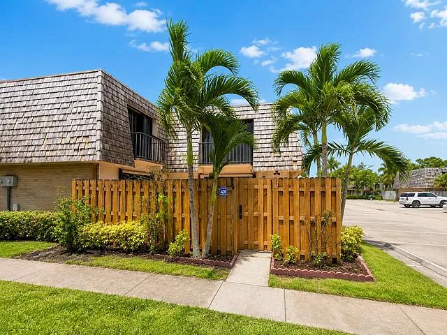 219 Lake Arbor Dr #219