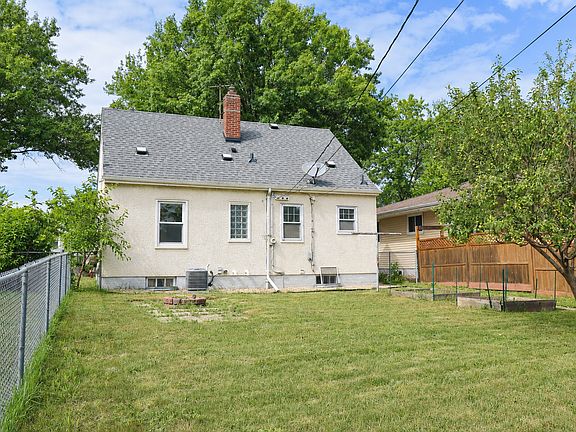 3rd image of 1874 Hawthorne Ave E