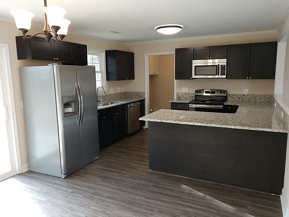5th image of 2610 Hilldale Dr