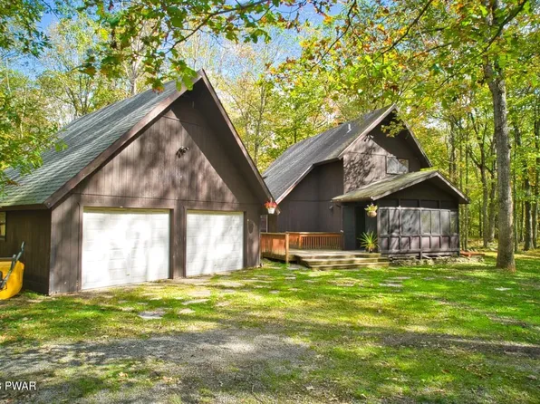 107 Redstart Ct, Hawley, PA 18428