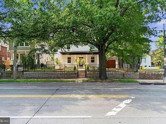4th image of 3522 S Dakota Ave NE