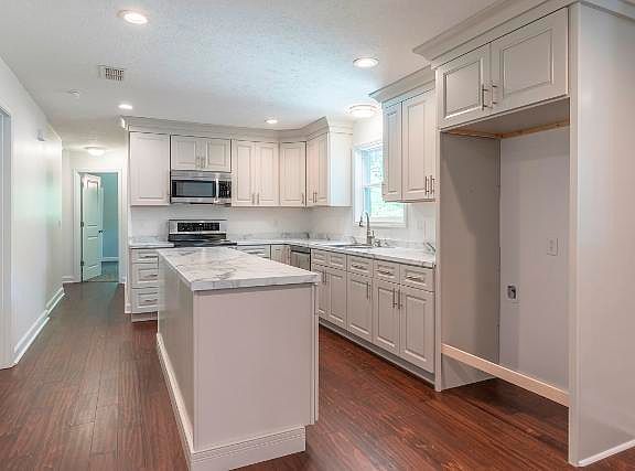 3rd image of 901 Barnett Dr