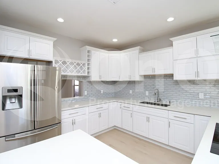 3003 E Kings Ave — Photo 3