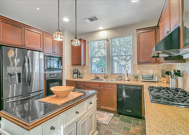 1504 Pear Tree Ln — Photo 8