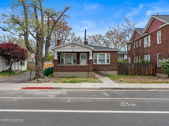 4th image of 820 W 1st St