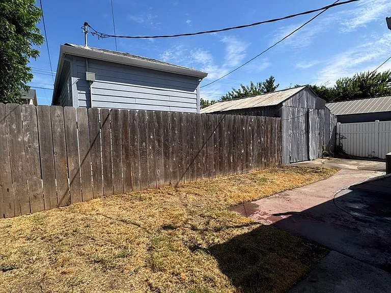 513 E Walnut St — Photo 24