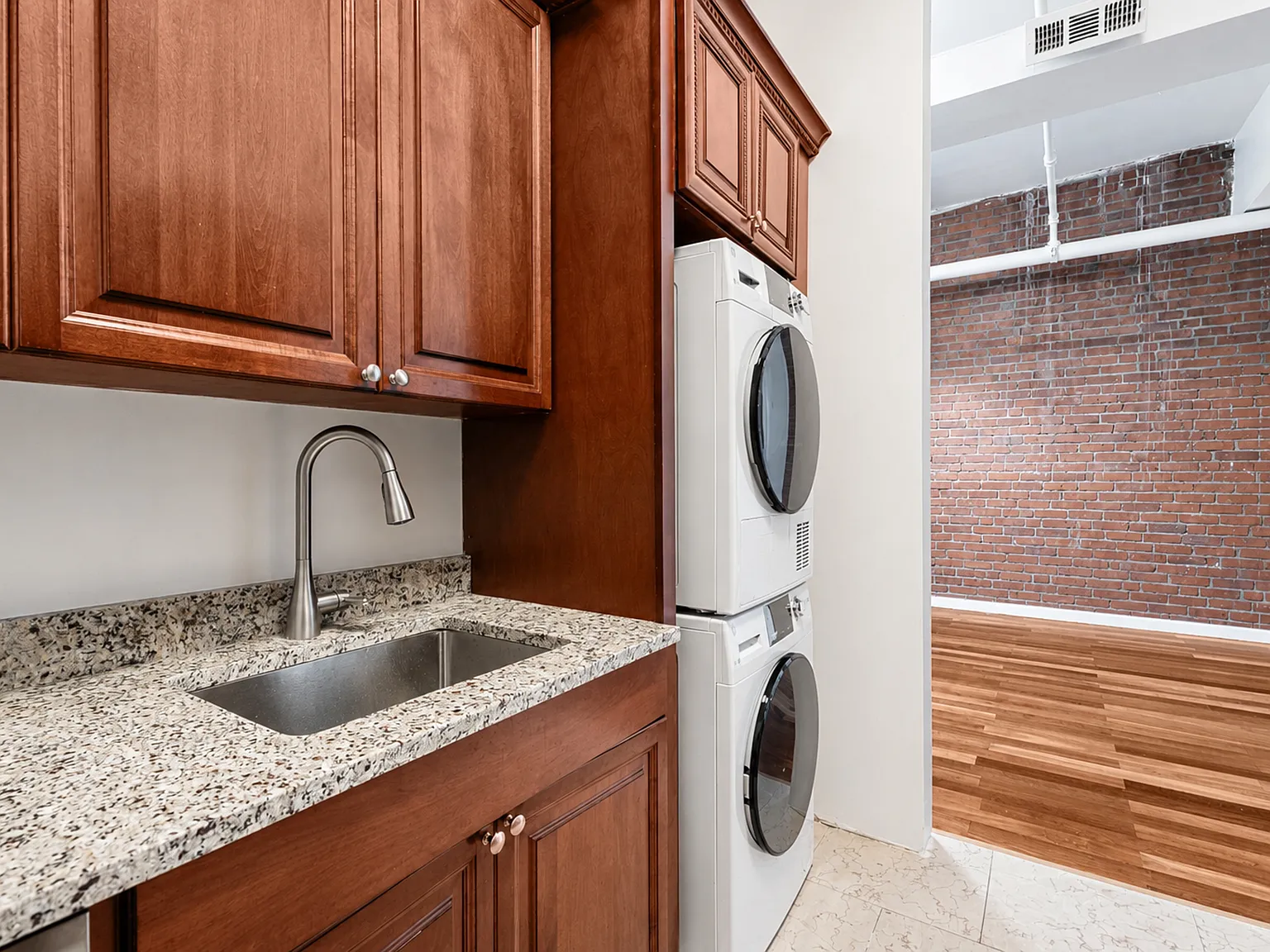 2 bed, 950 sqft, $2,016 — Photo 3