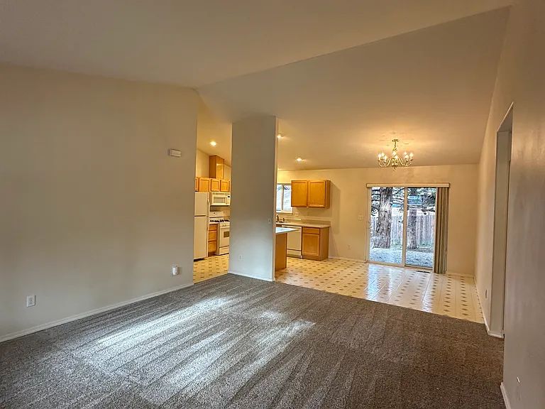 266 SW Summer Lake Dr — Photo 3