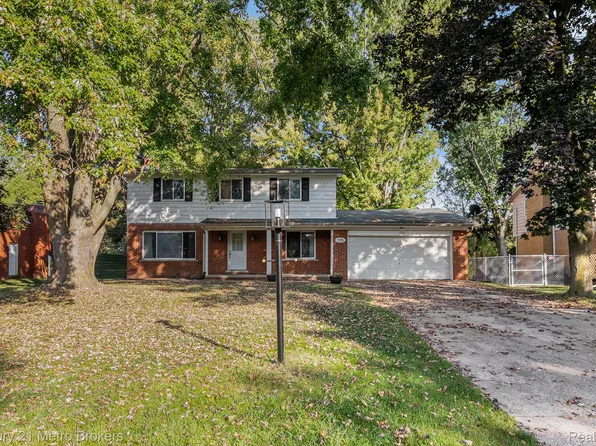 5391 Antoinette Dr, Grand Blanc, MI 48439