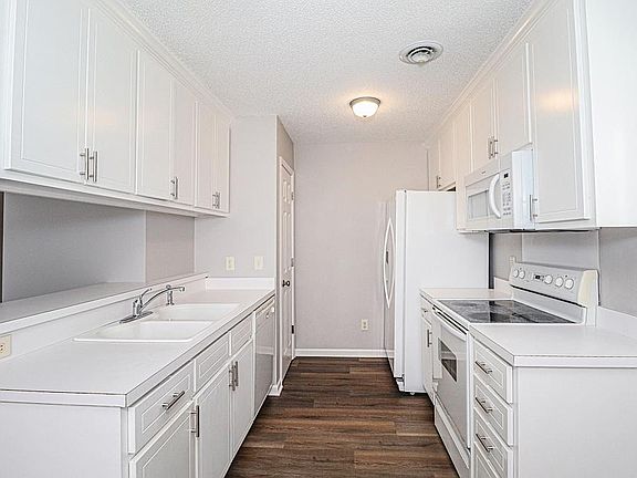 5th image of 4732 Honeysuckle Ln