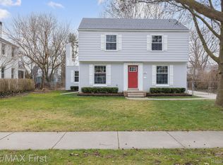 1727 Hollywood Ave, Grosse Pointe Woods, MI 48236