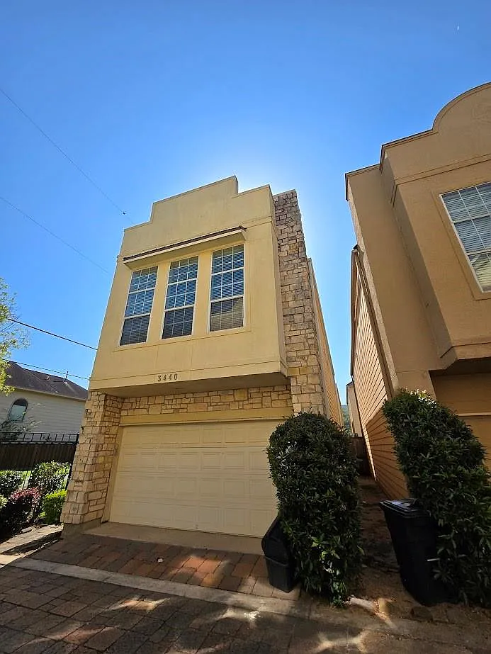 3 bed, 2.0 bath, 1582 sqft, $2,200 — Photo 2